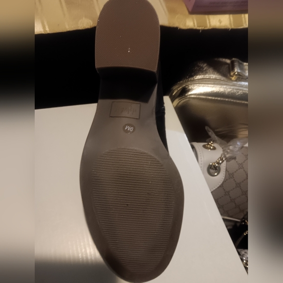 Shoes - Picture 2 of 4